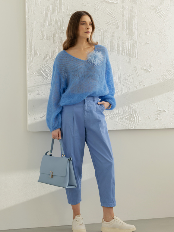 Kobaltowy sweter moherowy w serek