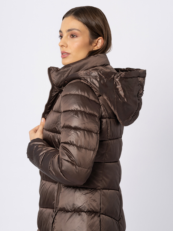 Brązowy płaszcz z kapturem wykończonym eco futrem