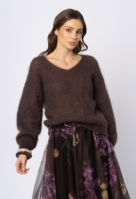 Mohairowy brązowy sweter w serek