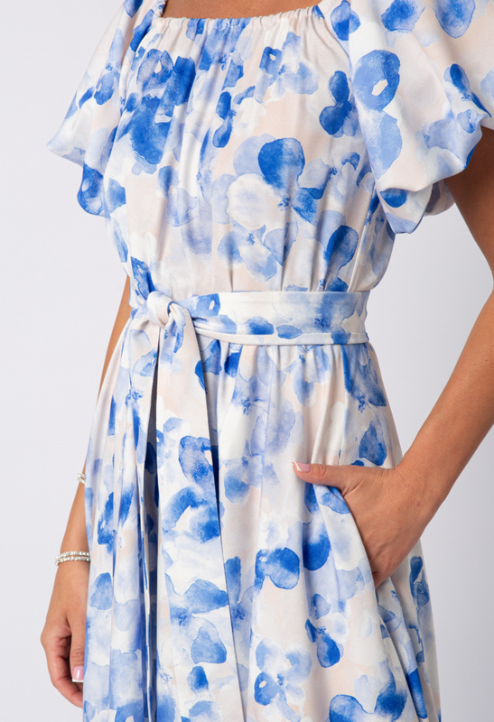 Sukienka w niebieskie kwiaty z bufiastym rękawkiem Malia