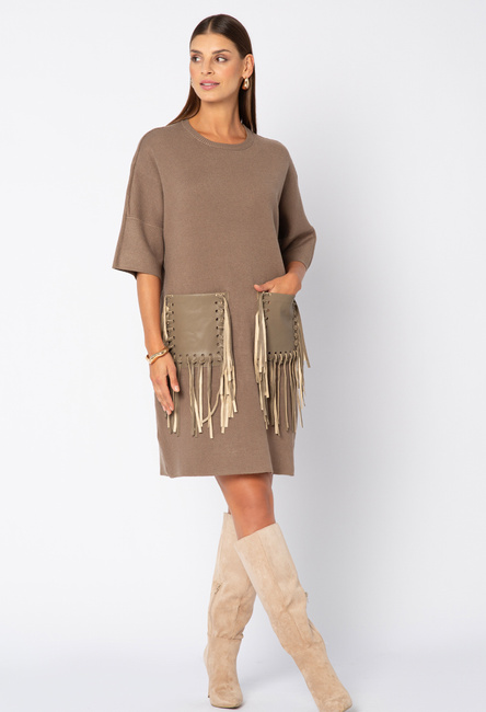 Beżowa sukienka z kieszenią z frędzlami