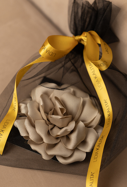 Jasno beżowa broszka kwiat