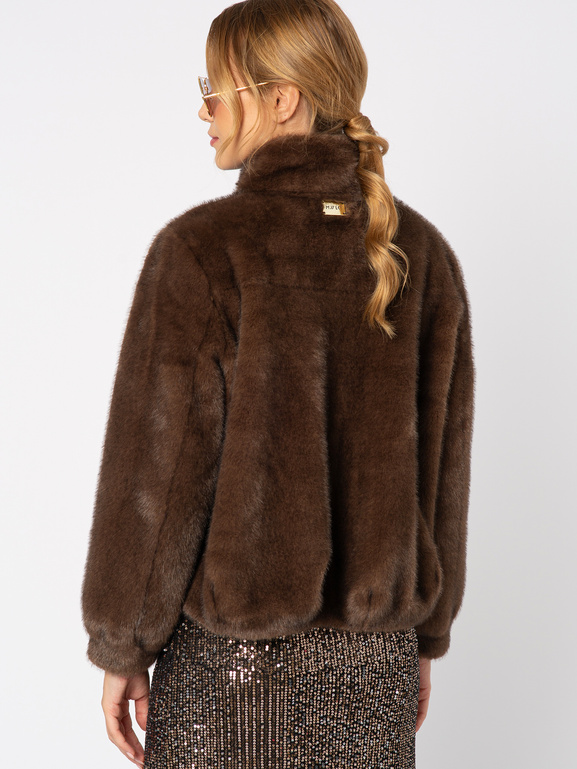 Brązowa kurtka z imitacji futra