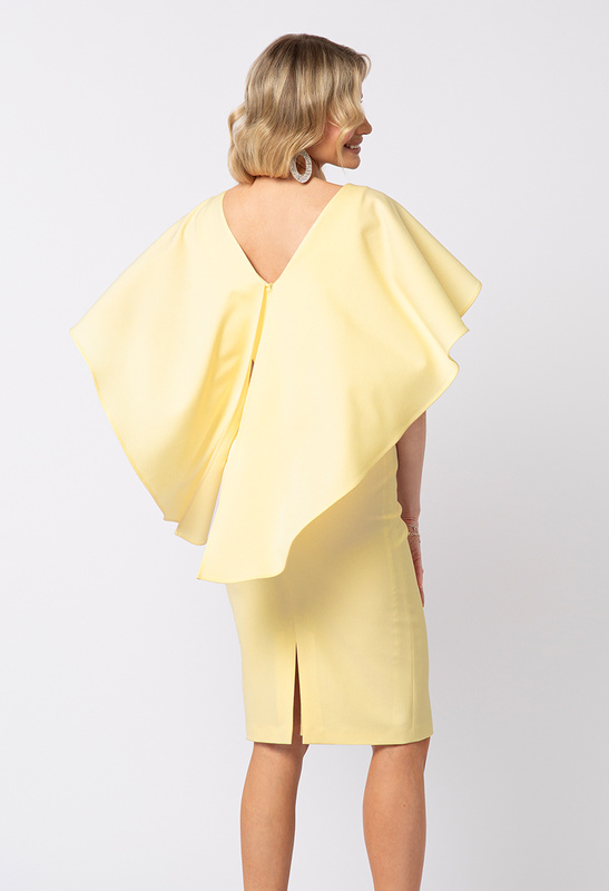 Żółta dopasowana sukienka z pelerynką Beatrice