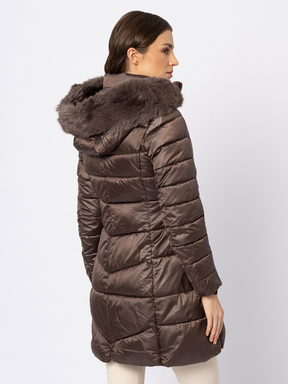 Brązowy krótki płaszcz z kapturem zakończonym imitacją futra