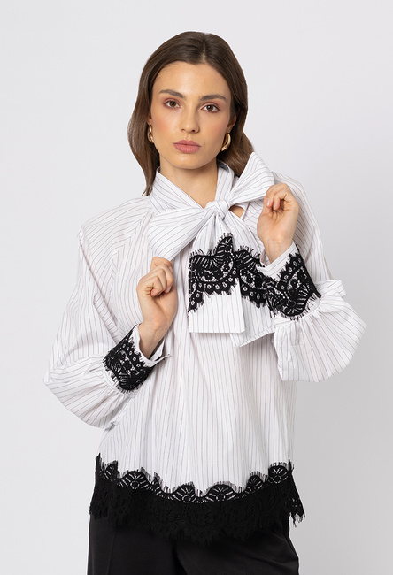 Bluzka biała w drobny prazek z wiązaniem przy szyi i wstawką z czarnej koronki