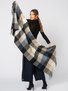 Wiskozowy szal w beżowo-granatową kratę