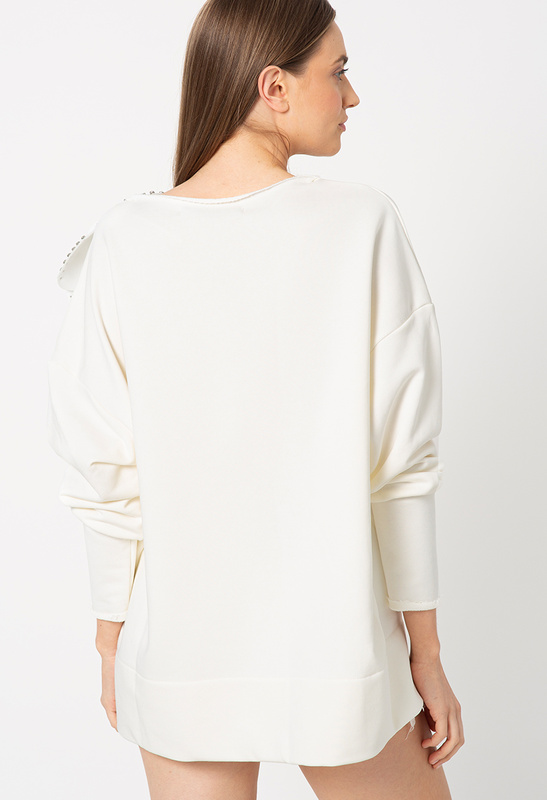 Bluza w kolorze ecru z ozdobnym kwiatem z kryształkami