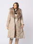 Beżowy płaszcz z futrzanym kołnierzem