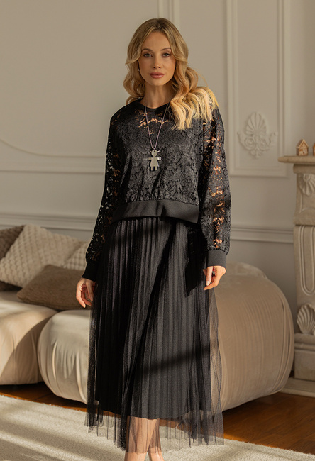 Czarna sukienka z plisowaniem i koronkową bluzką