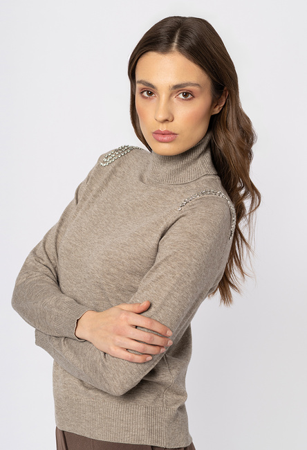 Sweter z golfem w kolorze fango z kamieniami na ramionach