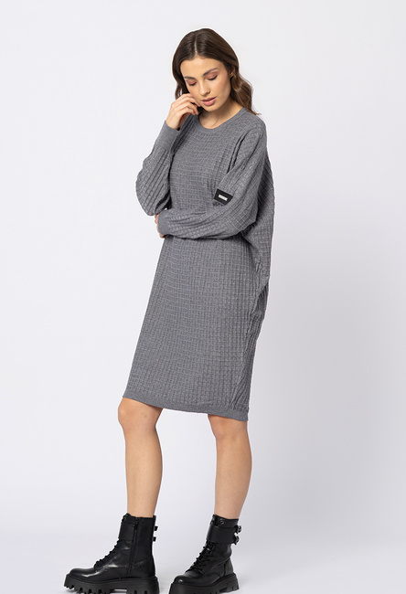 Szara sukienka z dzianiny w kwadratowy splot