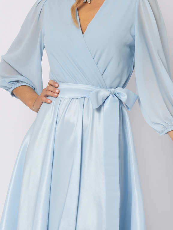 Błękitna sukienka z tafty z wiązaniem
