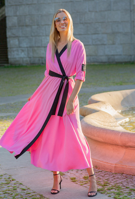 Długa różowa sukienka z kapturem i kontrastowym paskiem Madrid
