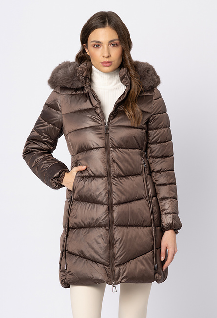 Brązowy płaszcz z kapturem wykończonym eco futrem
