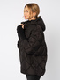 Czarna pikowana kurtka z dzianinowym rękawem