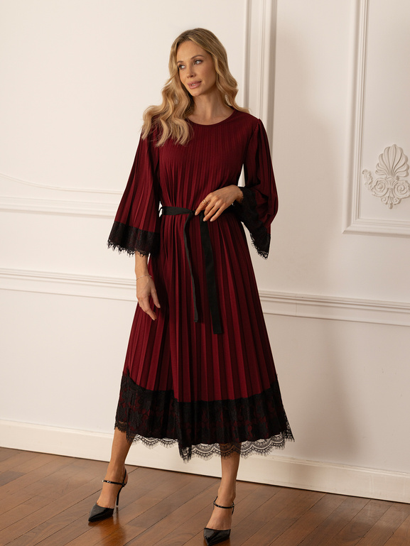 Bordowa plisowana sukienka z wiązeniem wykończona koronką