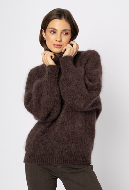 Moherowy brązowy sweter z golfem