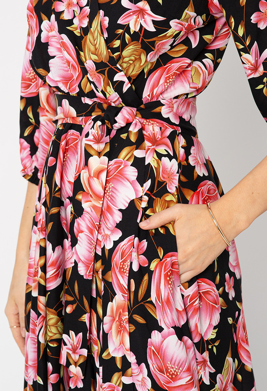 Sukienka kopertowa z wiskozy w malinowe kwiaty Marla