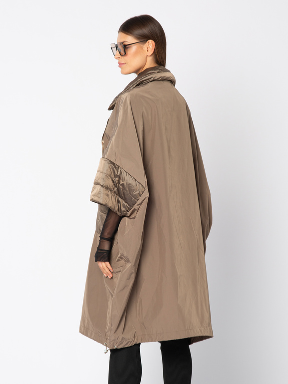 Beżowy szeroki płaszcz z pikowaniami