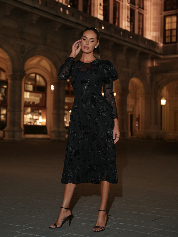 Czarna sukienka z siatki z bufkami w srebrne róże Claire