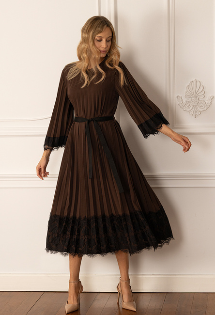 Brązowa plisowana sukienka zakończona koronką z paskiem do wiązania