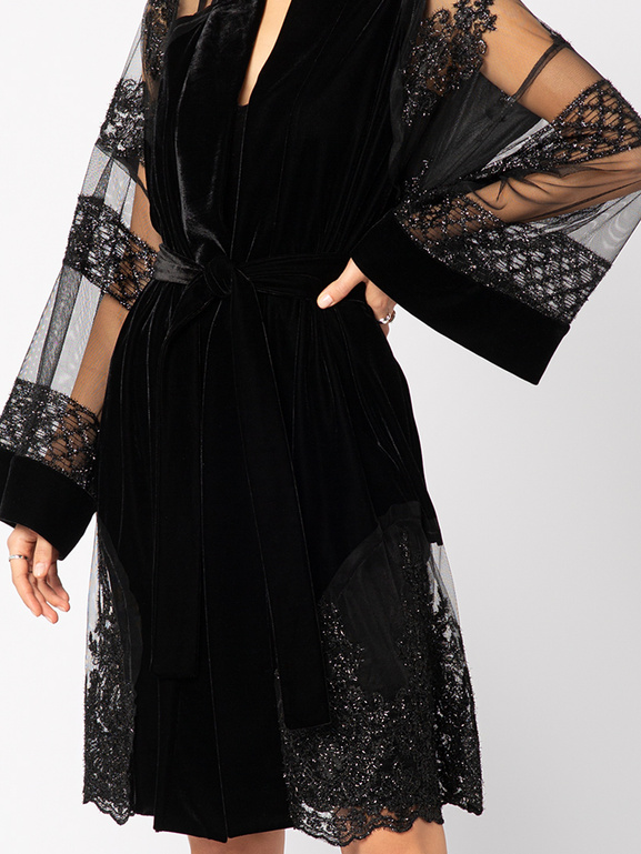 Czarne kimono z ozdobnej siatki łączone z welurem Serge