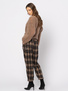 Czarne spodnie w beżową kratę z ozdobnym łańcuchem