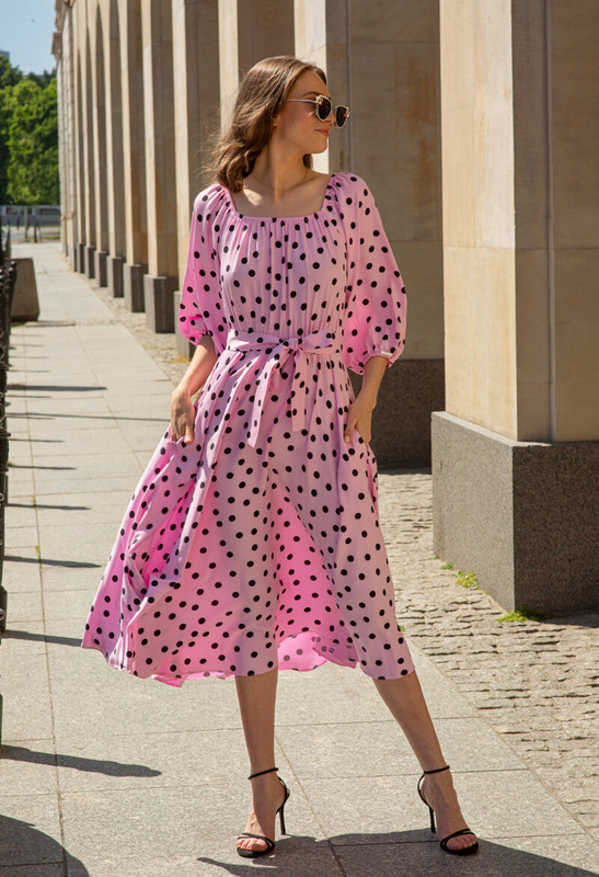 Różowa sukienka z wiskozy w czarne grochy z dwoma paskami Nathalie