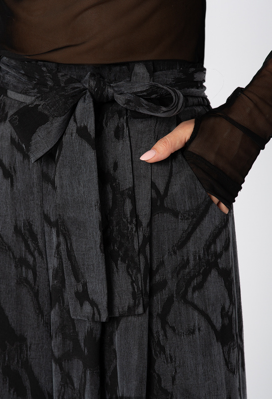 Szerokie szaro-czarne spodnie z wiązaniem Michelle