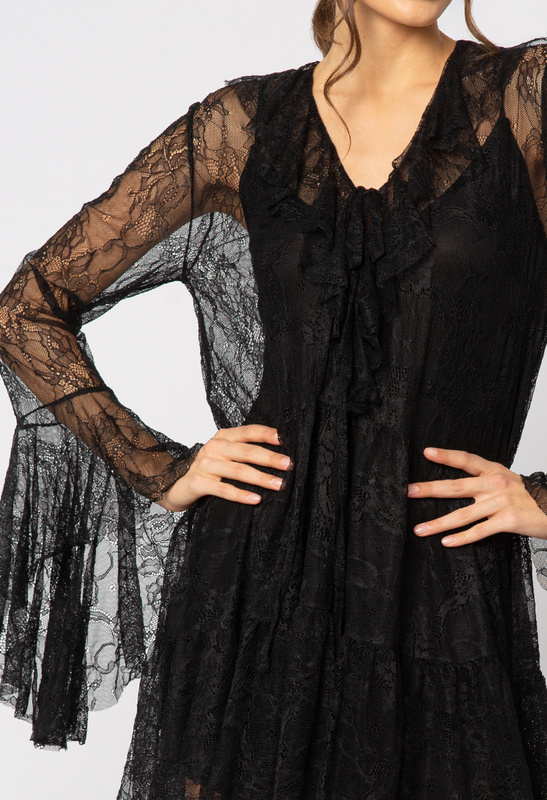 Czarna koronkowa sukienka z halką