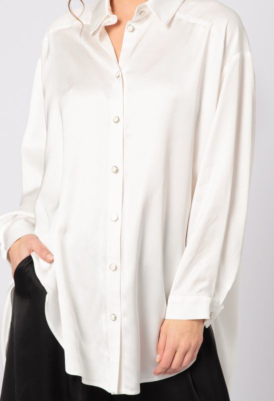 Długa satynowa koszula w kolorze ecru z wiskozy Chloe