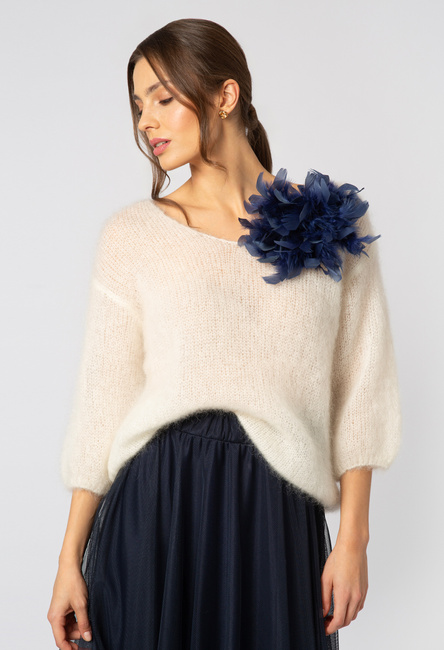 Granatowa broszka z piórek