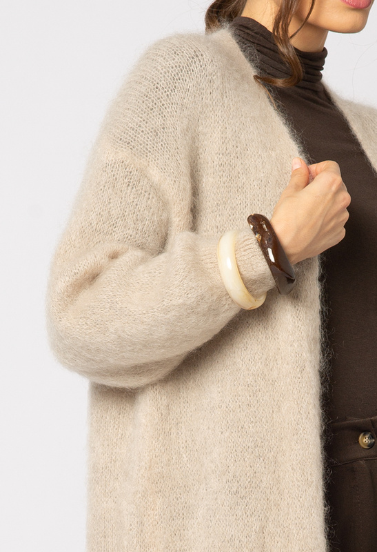 Beżowy mohairowy długi sweter bez zapięcia