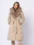 Beżowy płaszcz z futrzanym kołnierzem