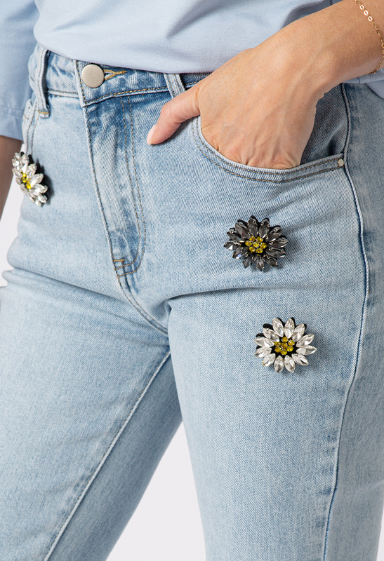 Jeansowe niebieskie spodnie z ozdobnymi broszkami przy kieszeni