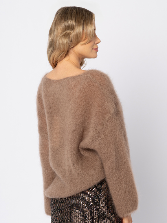 Camelowy moherowy sweter w serek