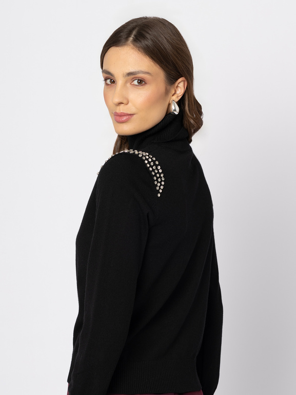 Czarny sweter z golfem i kamieniami na ramionach