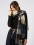 Wiskozowy szal w beżowo-granatową kratę