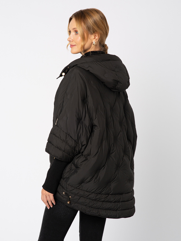 Czarna puchowa kurtka z kapturem i rękawem ze ściągacza