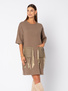 Beżowa sukienka z kieszenią z frędzlami 