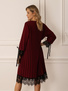 Bordowa plisowana sukienka z koronkowym wykończeniem