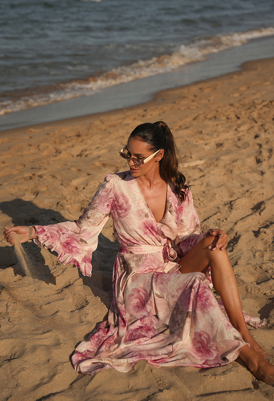 Sukienka z wiskozy w różowe kwiaty z rozkloszowanym rękawem Penelope