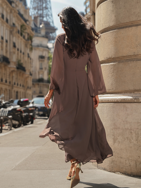 Sukienka w kolorze mocha z ozdobną talią i szerszym rękawem Magdalene