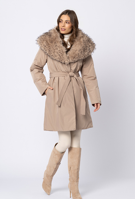 Beżowy płaszcz z dużym odpinanym kołnierzem z imitacji futra