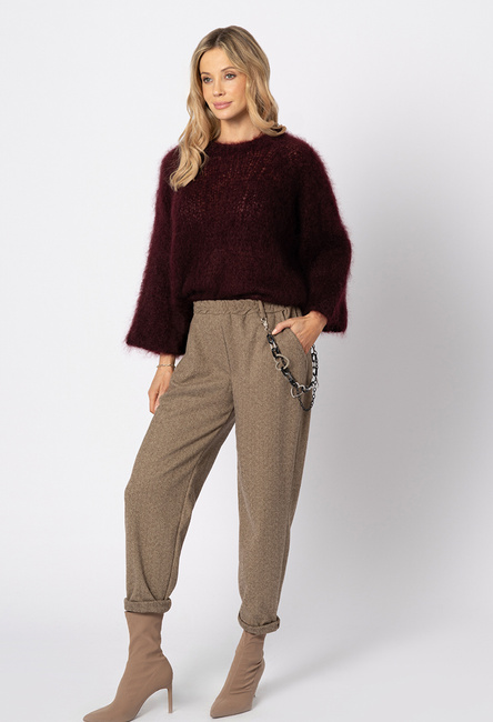 Brązowe spodnie w delikatną jodełkę z ozdobnym łańcuchem