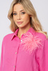 Różowa koszula wiskoza z lnem z ozdobnymi broszkami z rafii Mona