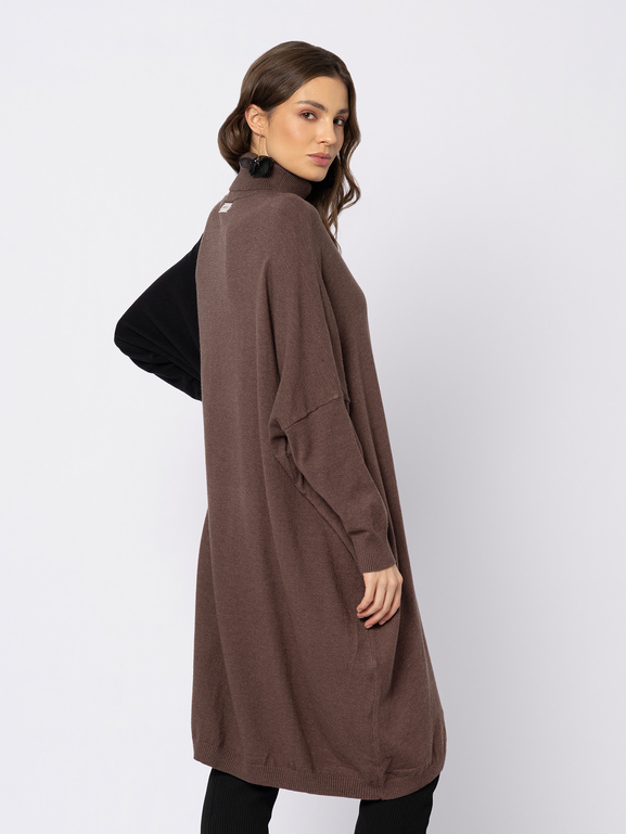 Brązowa sukienka z dzianiny z czarnym pasem