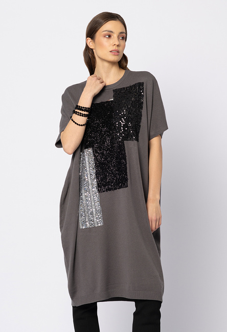 Szara dzianinowa sukienka z ozdobnymi aplikacjami