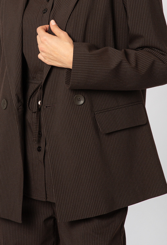 Brązowa marynarka w drobny prążek